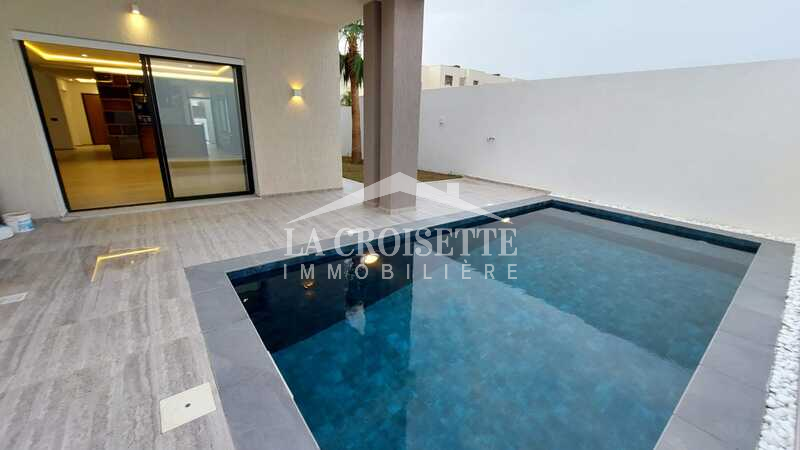 Villa S+4 avec piscine à La Soukra 